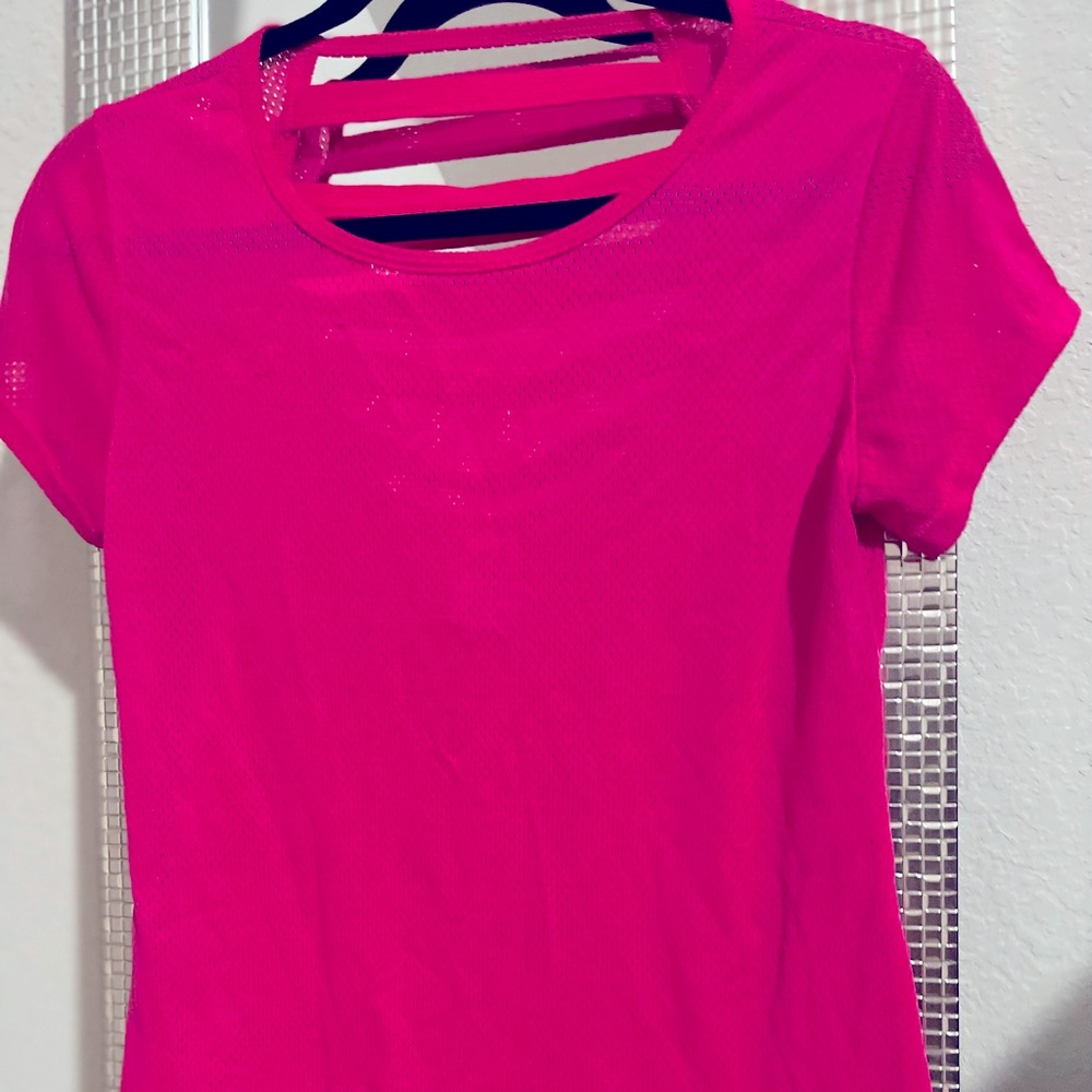 🌸 Hot Pink Athletic Top 💪 Bold & Sporty – Size M